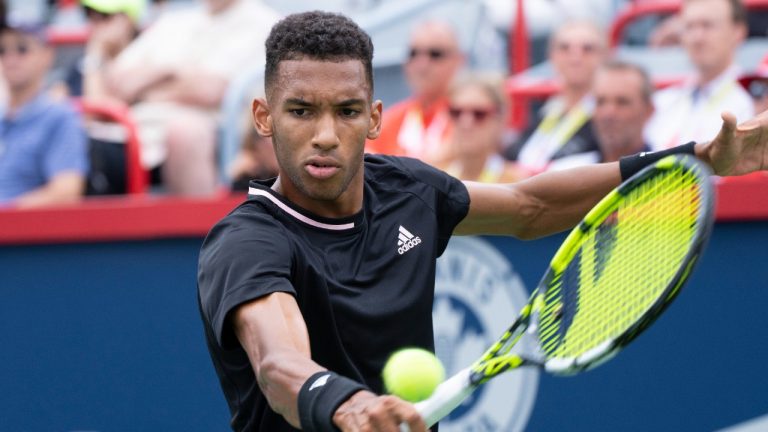 Felix Auger-Aliassime returns to Casper Ruud of Norway during quarterfinal play at the National Bank Open tennis tournament, Friday, August 12, 2022 in Montreal. (Paul Chiasson/CP)