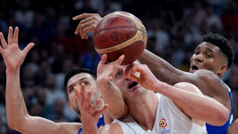 Serbia's Nikola Jokic, center, tries to score as Greece's Giannis Antetokounmpo, right, and Greece's Kostas Papanikolaou block him during their FIBA Basketball World Cup 2023 European qualifiers match between Serbia and Greece, in Belgrade, Serbia, Thursday, Aug. 25, 2022. (Darko Vojinovic/AP Photo)