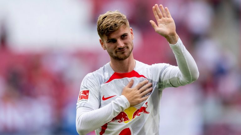 Leipzig's Timo Werner waves towards the supporters after the Bundesliga soccer match between RB Leipzig and 1. FC Cologne in Leipzig, Germany, Saturday, Aug. 13, 2022. (Hendrik Schmidt/dpa via AP)