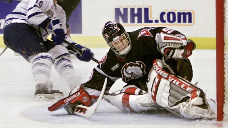 Toronto Maple Leafs Garry Valk scores on Buffalo Sabres goalie Dominik Hasek. (Kevin Frayer/CP)