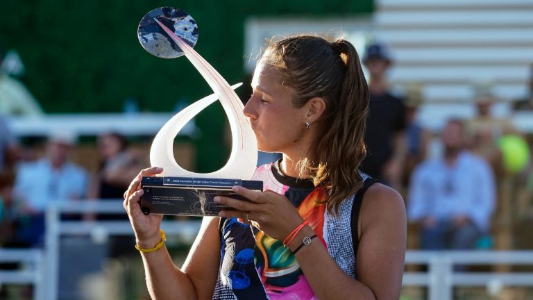 Daria Kasatkina, of Russia, kisses the Mubadala Silicon Valley Classic trophy after her 6-7 (2), 6-1, 6-2 victory against Shelby Rogers, of the United States, in San Jose, Calif., Sunday, Aug. 7, 2022. (Godofredo A. Vasquez/AP)