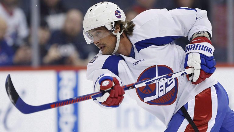 Former Winnipeg Jet Teemu Selanne takes a shot during a practice for the NHL's Heritage Classic Alumni game in Winnipeg. (John Woods/CP)