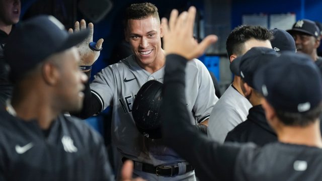 Yankees' Aaron Judge hits 61st home run, ties Maris record in