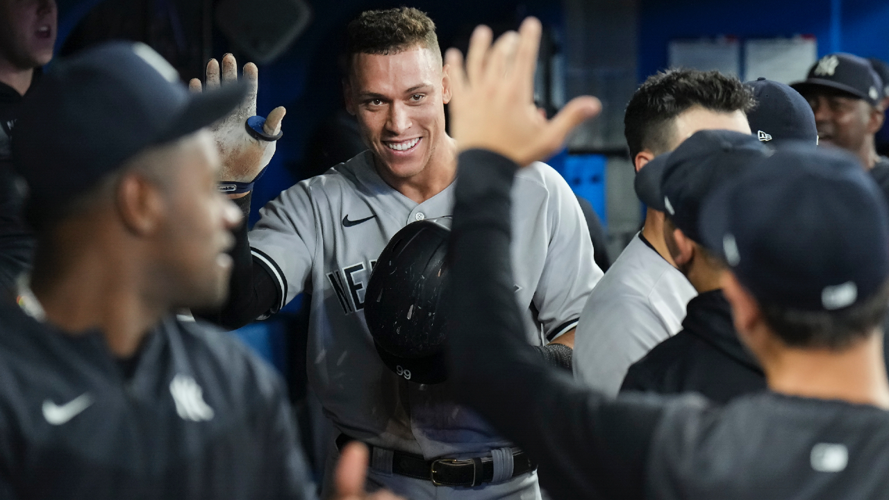 Blue Jays fan Frankie Lasagna just misses catching Aaron Judge's 61st home  run ball