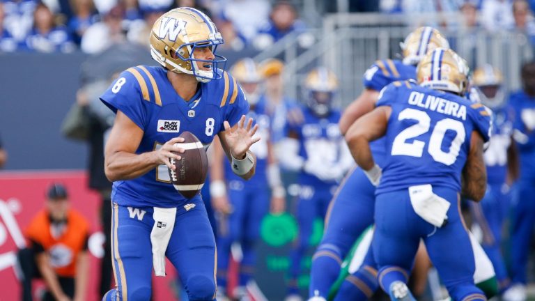 Winnipeg Blue Bombers quarterback Zach Collaros (8) throws against the Saskatchewan Roughriders during the first half of CFL football action in Winnipeg. (John Woods/CP)