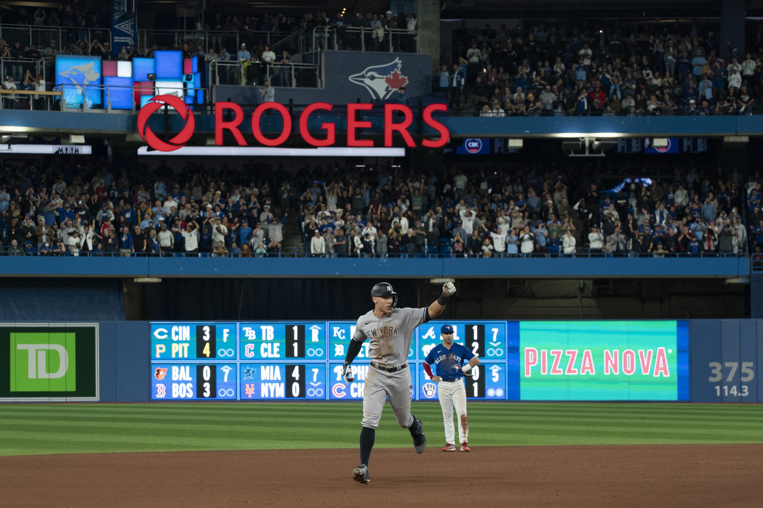 Fans miss 61 HR ball, Jays bullpen coach gets it to Judge