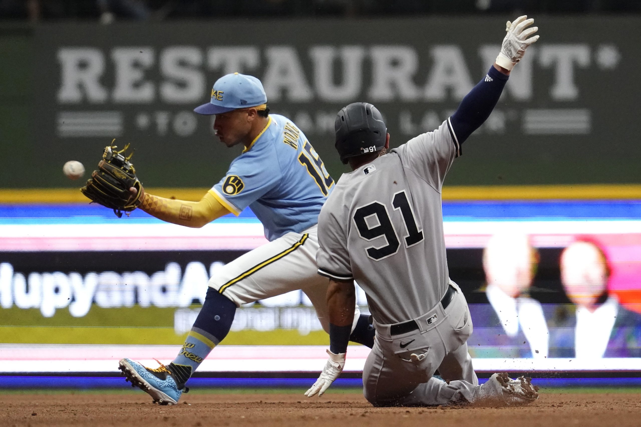 Adames drives in 11th-inning run as Brewers top Mariners 6-5 - The Columbian