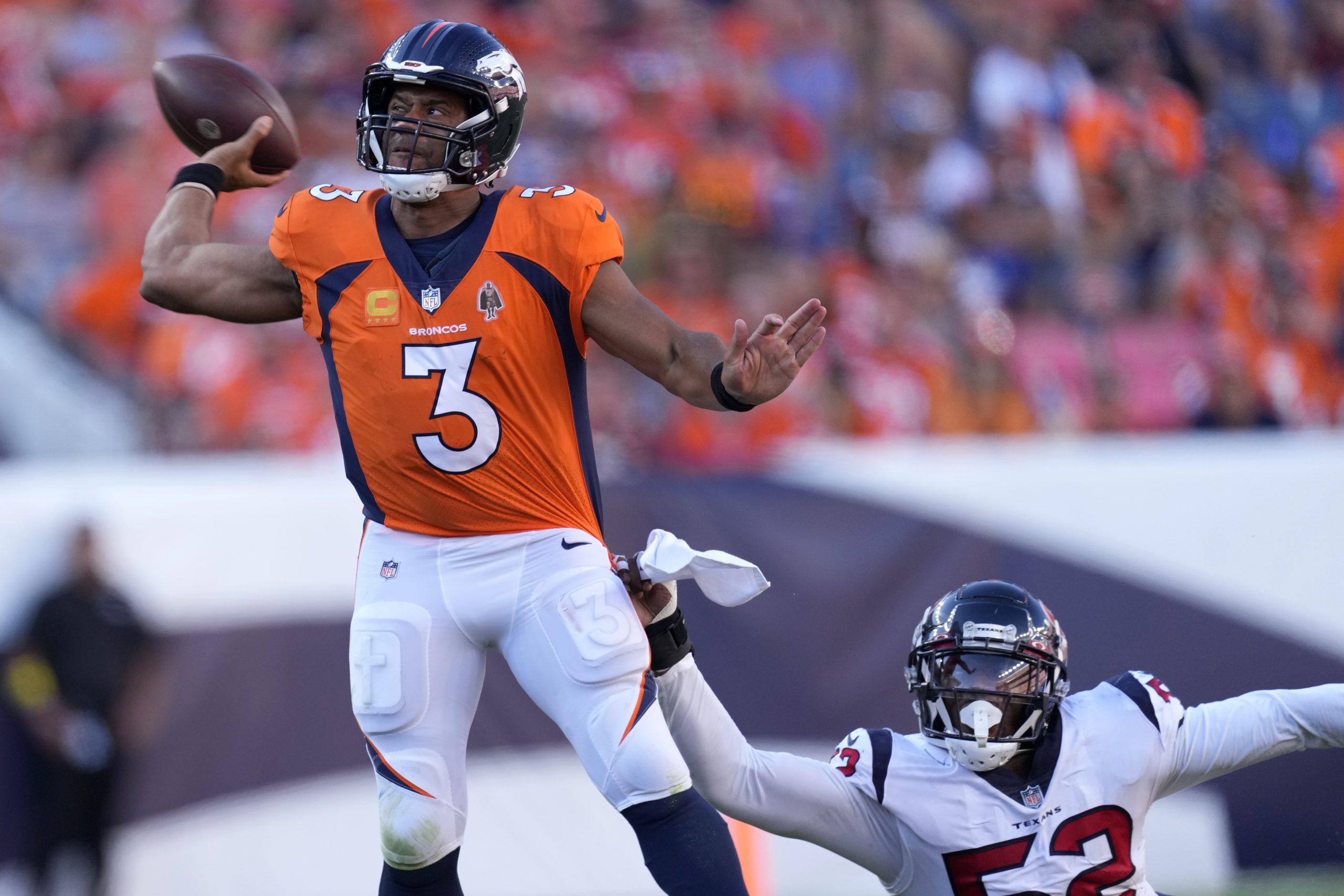 Frustrated Broncos fans give offense assistance with play clock