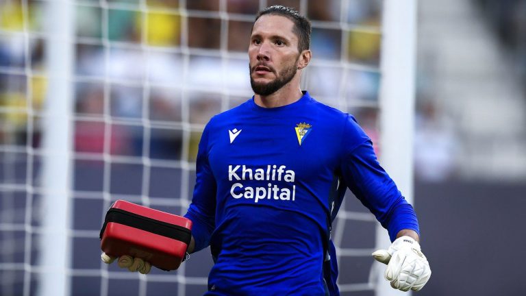 Cadiz's goalkeeper Jeremias Ledesma brings a defibrillator as a supporter is attended by a medical team at the stand during Spanish la Liga soccer match between Cadiz FC and FC Barcelona at the Nuevo Mirandilla stadium in Cadiz, southern Spain, Saturday, Sept. 10, 2022. (Jose Breton/AP)