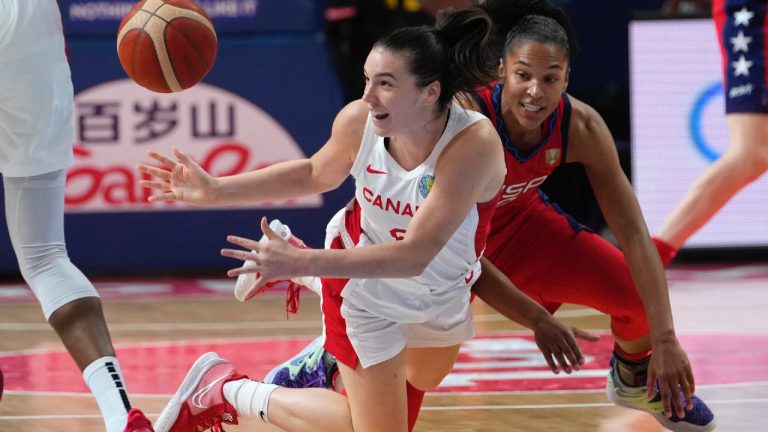 Canada's Bridget Carleton, left, and United States' Alyssa Thomas scramble for the ball during their semifinal game at the women's Basketball World Cup in Sydney, Australia, Friday, Sept. 30, 2022. (Rick Rycroft/AP)