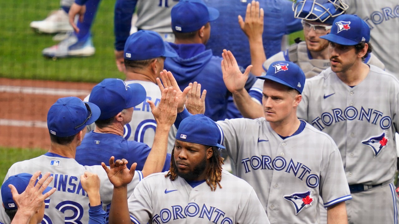 Unsuspecting Blue Jays fan turns heel and flips off Mariner Moose