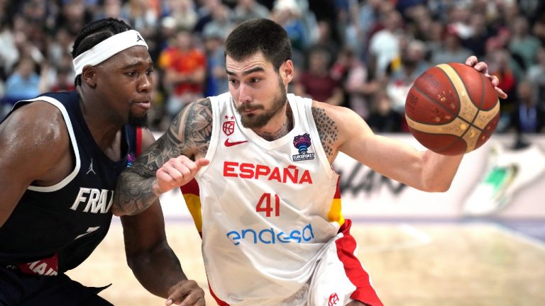 Spain's Juancho Hernangomez, right, is challenged by Guerschon Yabusele of France, left, during the Eurobasket final basketball match between Spain and France in Berlin, Germany, Sunday, Sept. 18, 2022. (Michael Sohn/AP)