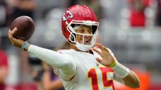 Mahomes throws five touchdowns as Chiefs hammer Cardinals