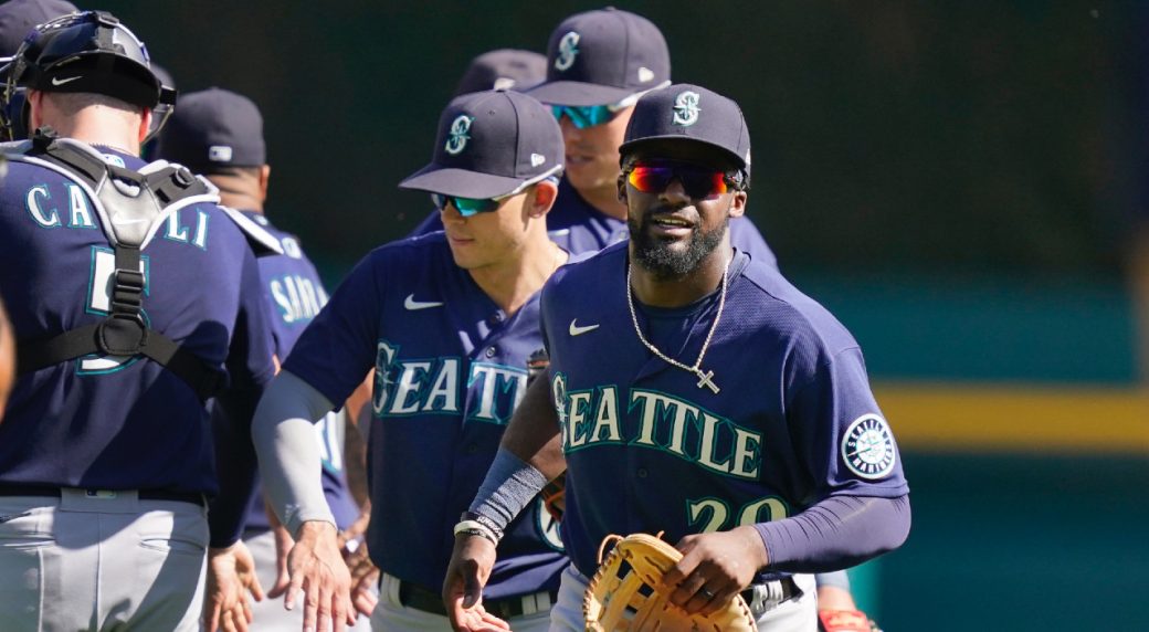 Mariners fall apart in 7th inning, swept away by Brewers