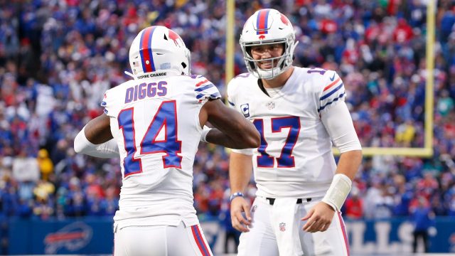 Stefon Diggs strikes for 3 TDs as Bills rout Titans