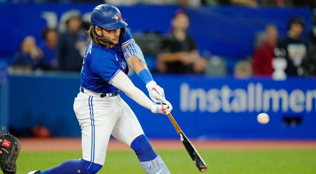 Bo Bichette of the Toronto Blue Jays and his mother, Mariana, pose Photo  d'actualité - Getty Images