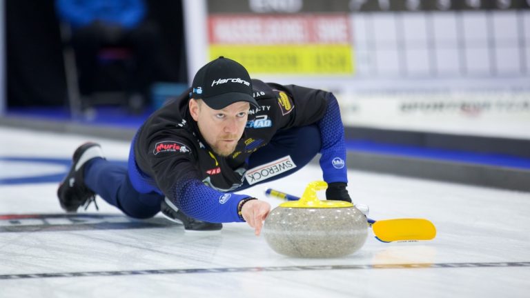 Niklas Edin shoots a stone during the 2022 KIOTI Tractor Champions Cup in Olds, Alta. (Anil Mungal)