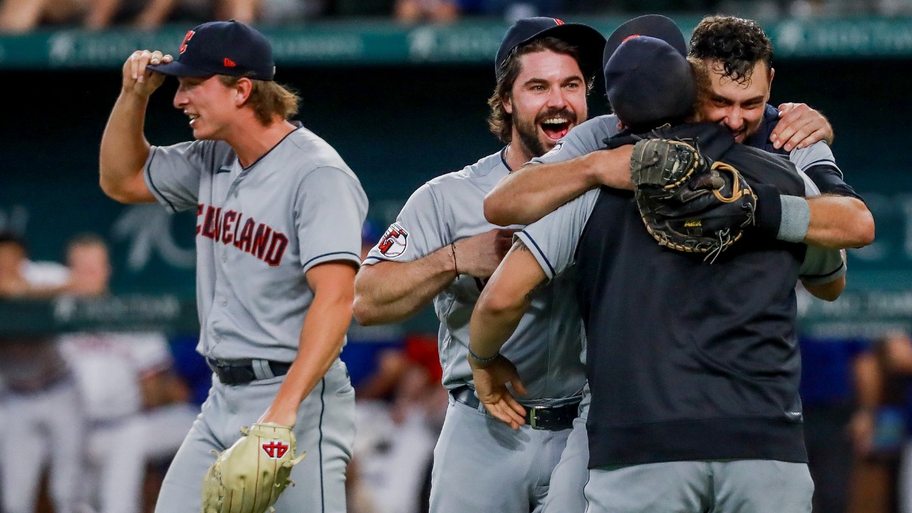 White Sox clinch AL Central with victory over Indians
