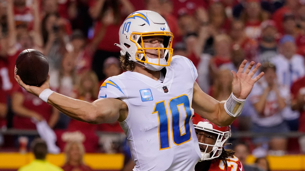 Column: Friskier Justin Herbert gives Chargers a shot in QB-rich