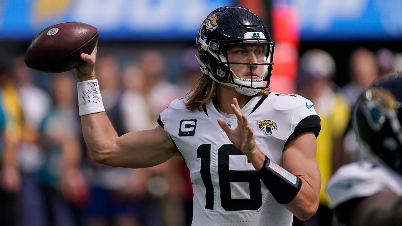 Lawrence throws for 3 TDs, Jaguars rout ailing Herbert, Chargers
