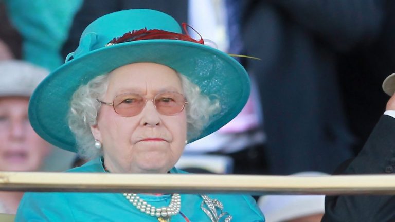 Queen Elizabeth II, watches the 151st running of the Queen`s Plate in Toronto Sunday, July 4, 2010. (Darren Calabrese/THE CANADIAN PRESS)