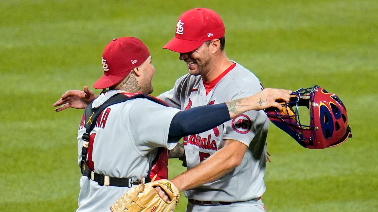 Wainwright, Molina make history, then lead Cardinals over Brewers