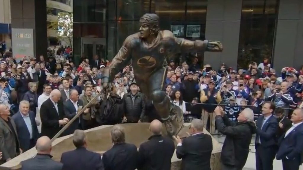 Mariners honour broadcaster with statue