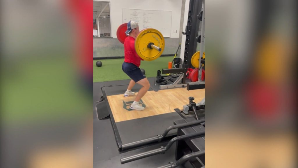 VIDEO: Reds Players Lift Weights in Dugout to Looked Jacked in New Jerseys