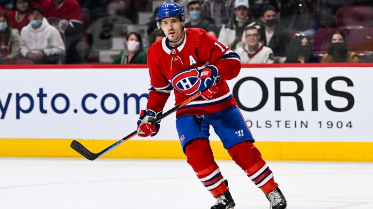 Montreal Canadiens right wing Brendan Gallagher (11) tracks the play during a game against the Ottawa Senators. (David Kirouac/Icon Sportswire via Getty Images)