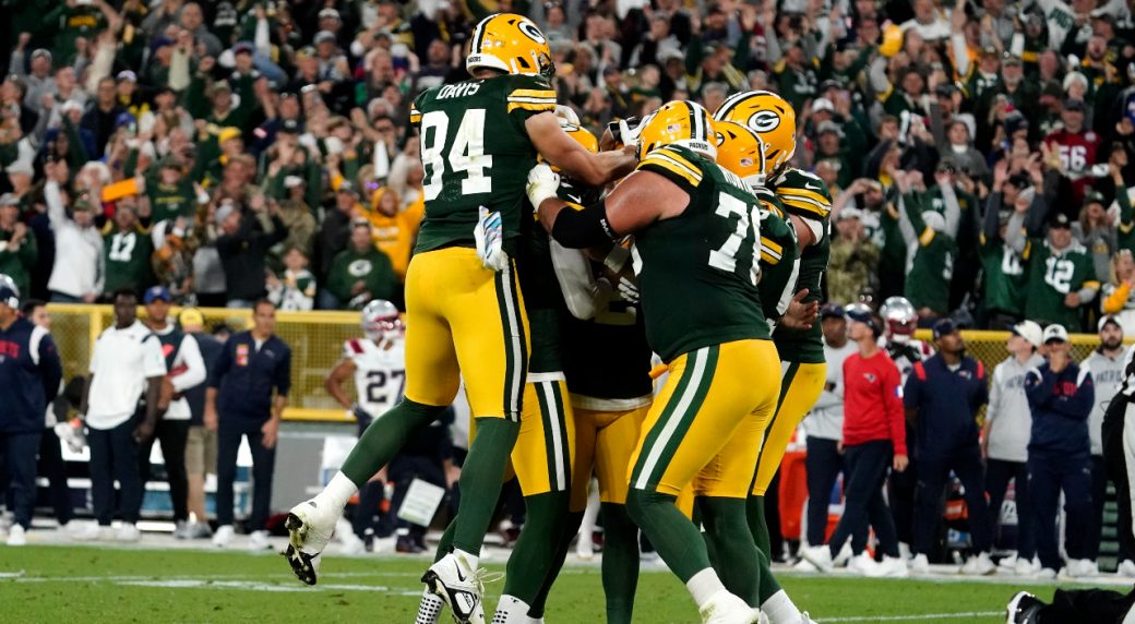 WATCH: Packers QB Aaron Rodgers celebrates game-winning field goal