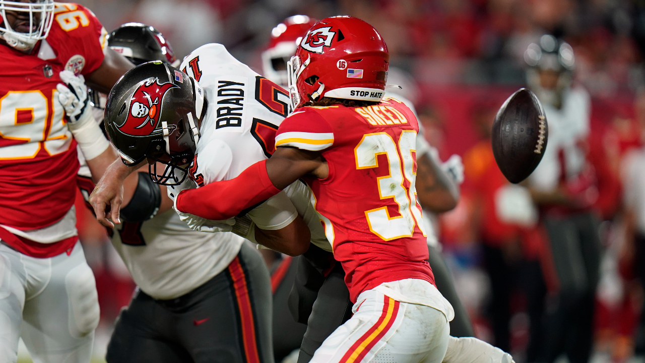 Mahomes throws for 3 TDs, Chiefs overwhelm Buccaneers 41-31