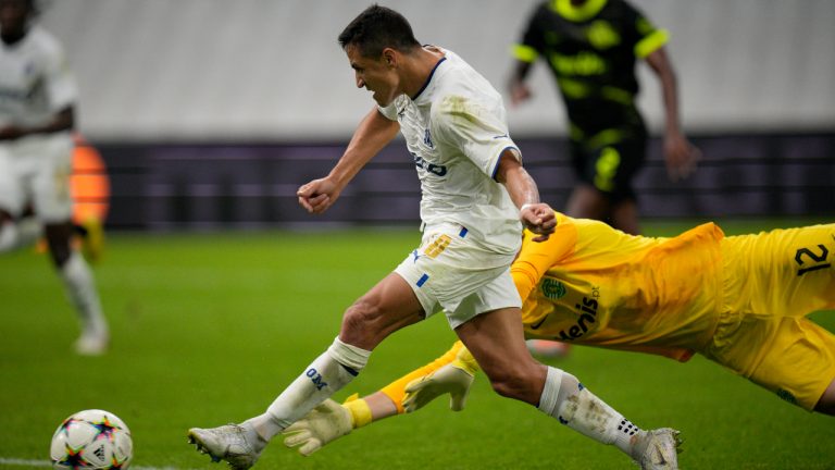 Marseille's Alexis Sanchez makes an attempt to score during the Champions League group D soccer match between Marseille and Sporting in Marseille, southern France, Tuesday, Oct. 4, 2022. (AP Photo/Daniel Cole)