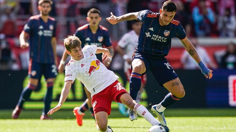 New York Red Bulls midfielder Daniel Edelman, left, vies for the ball with FC Cincinnati forward Brandon Vazquez (19) during an MLS playoff soccer match, Saturday, Oct. 15, 2022, in Harrison, N.J. (Eduardo Munoz Alvarez/AP)