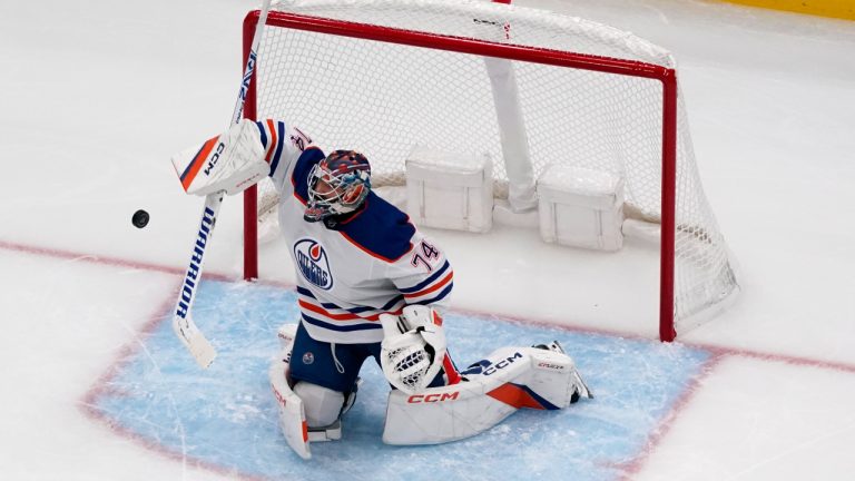 Edmonton Oilers goaltender Stuart Skinner deflects a puck during the first period of an NHL hockey game against the St. Louis Blues Wednesday, Oct. 26, 2022, in St. Louis. (AP Photo/Jeff Roberson)