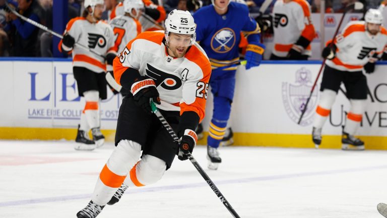 Philadelphia Flyers left wing James van Riemsdyk (25) carries the puck into the zone during the second period of an NHL preseason hockey game against the Buffalo Sabres, Tuesday, Sept. 27, 2022, in Buffalo, N.Y. (Jeffrey T. Barnes)/AP Photo)