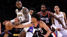 NBA Roundup: Winless Lakers keep struggling, Warriors top Kings in shootout