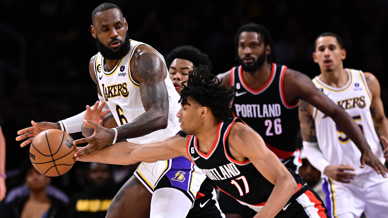 Lakers: LeBron James gets awesome 11-2 record on NFL Sunday