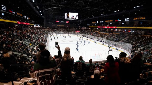 Small building, big atmosphere as Jets spoil party in Coyotes home opener