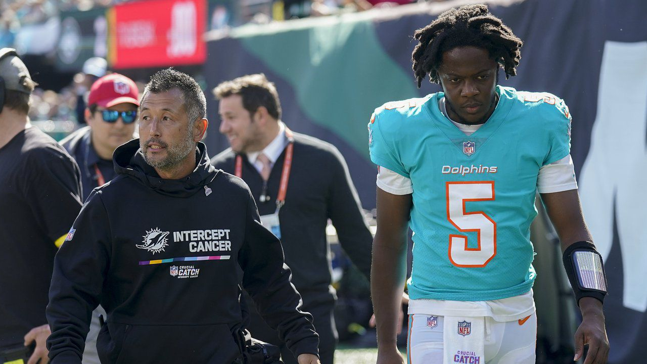 Dolphins' Bridgewater leaves under revised concussion rules - WSVN 7News, Miami News, Weather, Sports