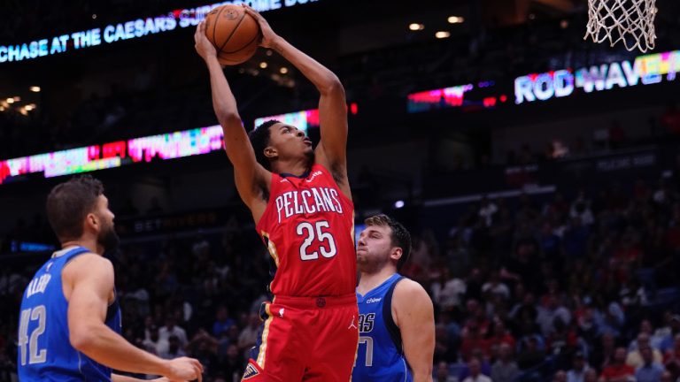 New Orleans Pelicans guard Trey Murphy III (25) goes to the basket between Dallas Mavericks forward Maxi Kleber (42) and guard Luka Doncic (77) in the second half of an NBA basketball game in New Orleans, Tuesday, Oct. 25, 2022. (Gerald Herbert/AP)