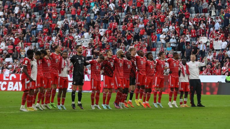 The Bayern Munich team salute the fans after the end of the Bundesliga soccer match between Bayern Munich and Mainz at the Allianz Arena in Munich, Germany, Saturday, Oct. 29, 2022. Bayern won the match 6-2. (Alexandra Beier/AP)