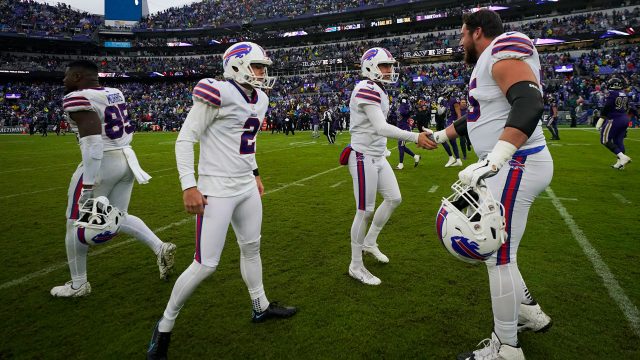 Josh Jacobs, defense lead Raiders to 1st win, 32-23 over Broncos