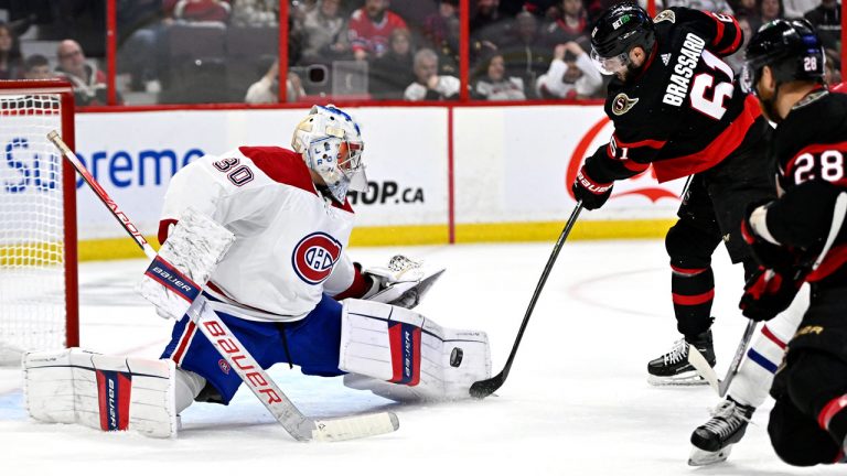 Montreal Canadiens goaltender Cayden Primeau (30) stretches out his pad to keep Ottawa Senators centre Derick Brassard (61) away from a rebound during second period NHL pre-season hockey action. (Justin Tang/CP)