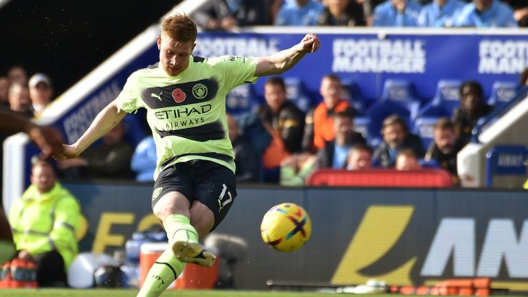 Manchester City's Kevin De Bruyne scores on a free kick his side's first goal during the English Premier League soccer match between Leicester City and Manchester City at King Power stadium in Leicester, England, Saturday, Oct. 29, 2022. (Rui Vieira/AP)