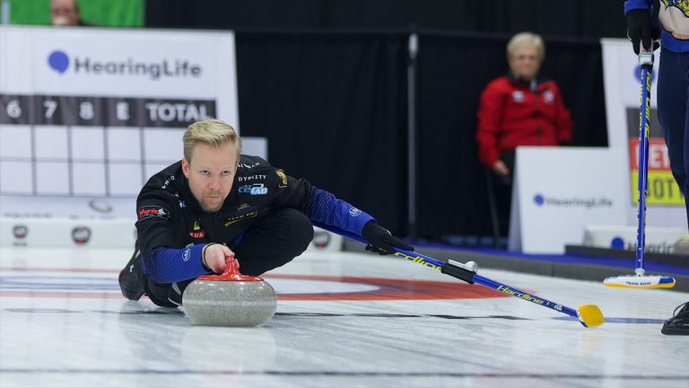 Niklas Edin in action during the 2022 HearingLife Tour Challenge at the Coca-Cola Centre in Grande Prairie, Alta. (Anil Mungal/GSOC)