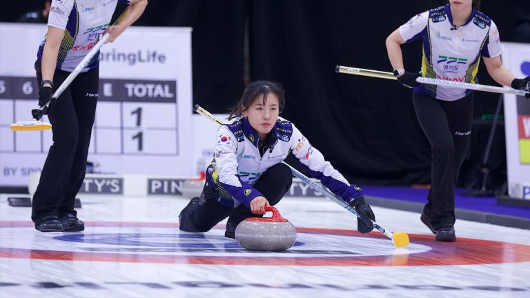 Skip Eun-Ji Gim shoots a stone during the 2022 HearingLife Tour Challenge at the Coca-Cola Centre in Grande Prairie, Alta. (Anil Mungal/GSOC)