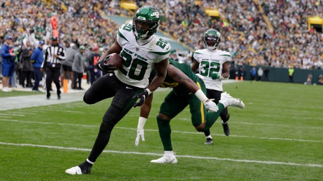 Jets' Sauce Gardner wears cheesehead at Lambeau after Packers