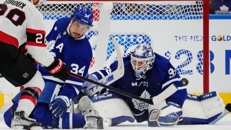 Toronto Maple Leafs goaltender Ilya Samsonov (35) makes a save on Ottawa Senators' Claude Giroux (28) with help from Auston Matthews (34) during second period NHL hockey action. (Frank Gunn/CP)