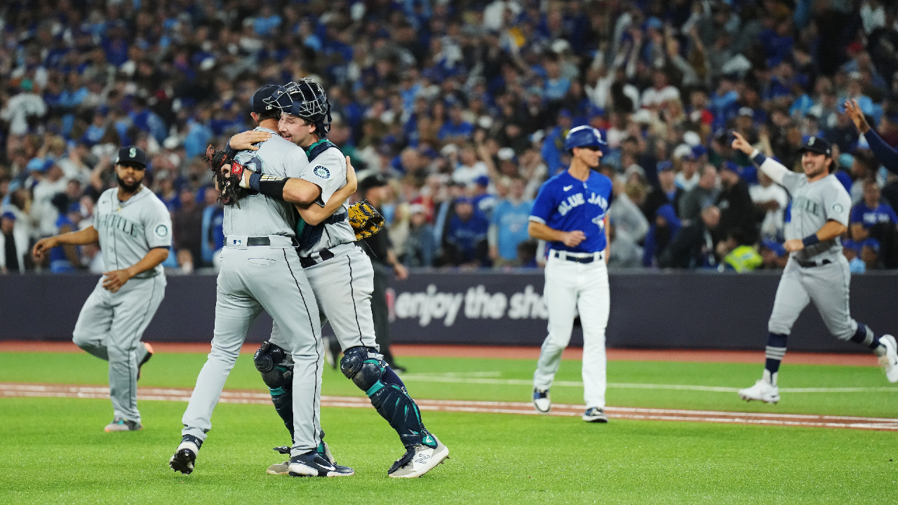 Blue Jays' George Springer carted off after colliding with Bo