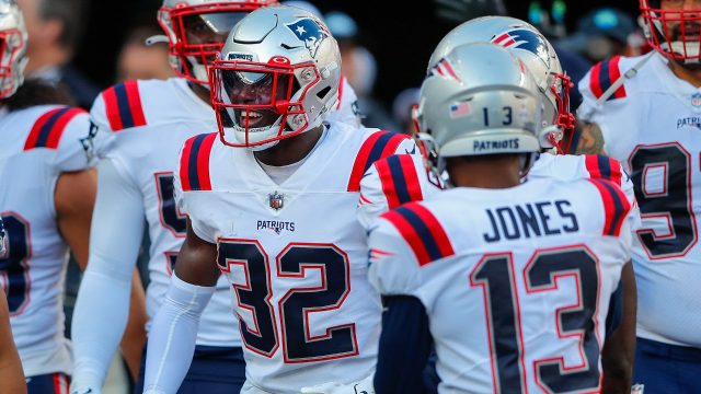 Bills' Stefon Diggs talks trash to Packers' Jaire Alexander running out of  tunnel before game